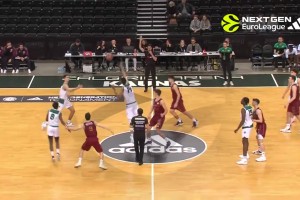 看来有在练！八村塁完成赛前抛球任务，这次终于熟练了