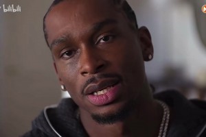 你小子故意的吧！小伙倒地滑出底线，直接扑到啦啦队美女怀里🙈