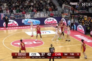 直接戏耍对手！王思雨底线球砸对方后背，助攻自己上篮轻取2分