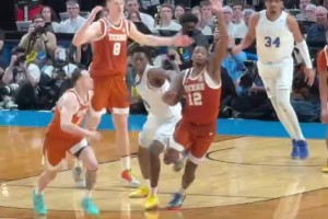 可惜球已下落！迪班萨回防恐怖追帽😱但最终被吹干扰球