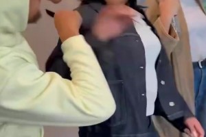 这小两口?库里假扮发型师给阿耶莎梳头，结果光速露馅！