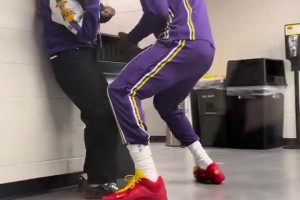 老头可太逗了！?老詹赛前竟在球员通道“拳击”女摄影师