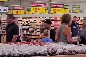 这身高开这小车太喜感了😂 文班亚马在超市开车购物！